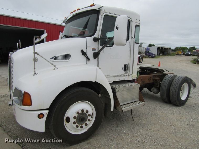 2005 Kenworth T300  semi truck - EV9266
