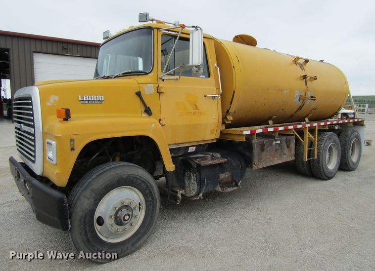 1988 Ford LN8000  water truck - EV9275