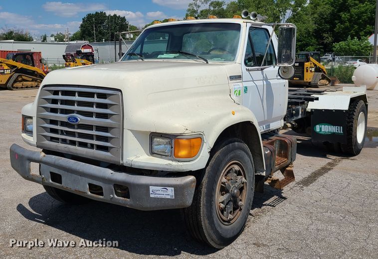 1995 Ford F800  truck cab and chassis - L1321