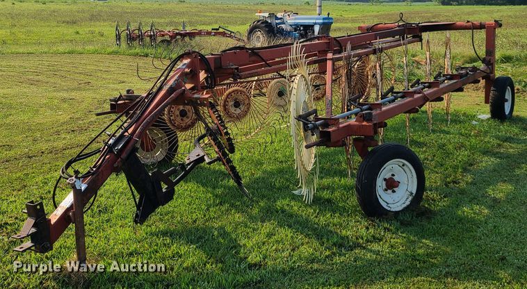 Hesston  hay rake - L1292