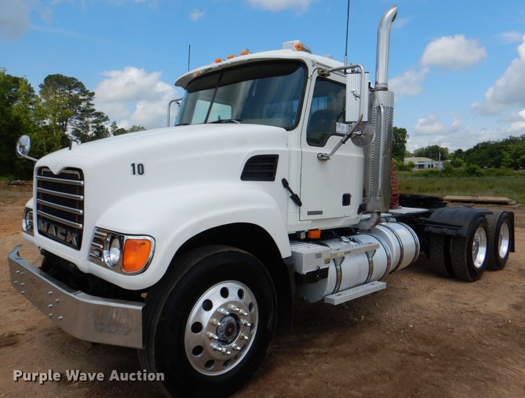 2006 Mack CV713  semi truck - DM3898