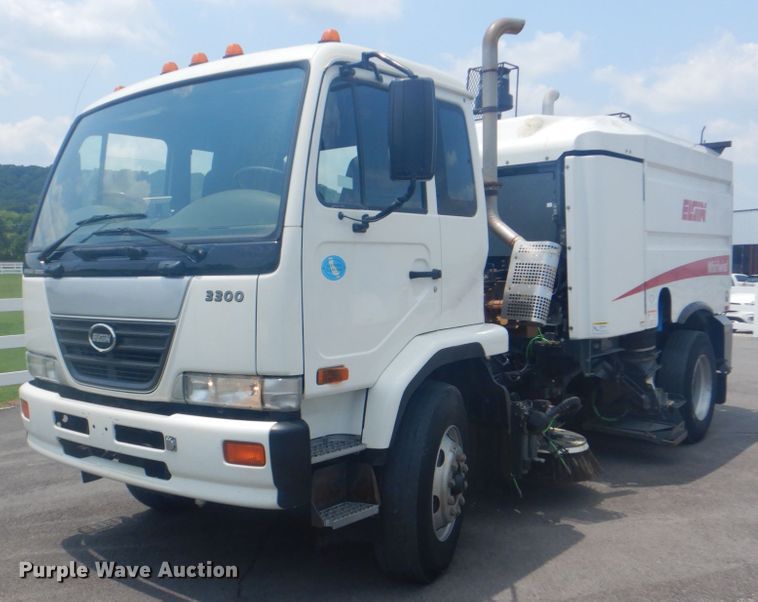 2009 Nissan UD3000  street sweeper truck - IA9993