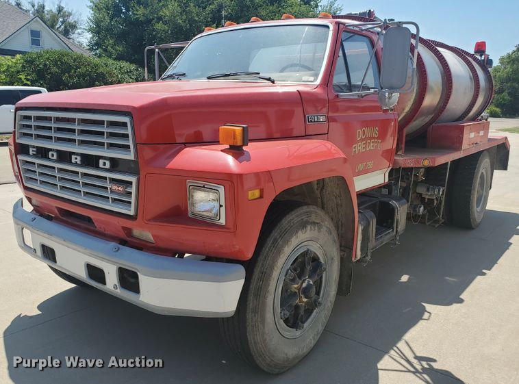 1984 Ford F800  water truck - JM9624