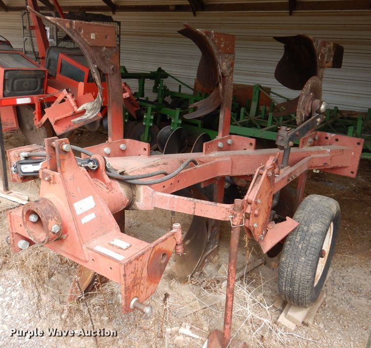 International 140  three bottom two-way plow - IN9827