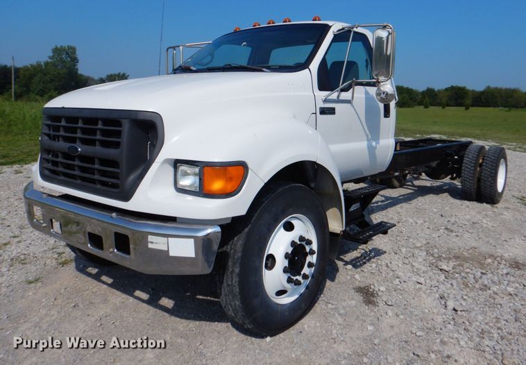 2002 Ford F650 Super Duty  truck cab and chassis - HT9380