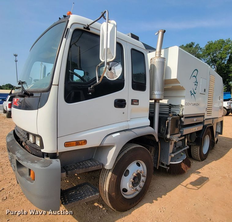 2005 GMC T7500  street sweeper truck - IF9986