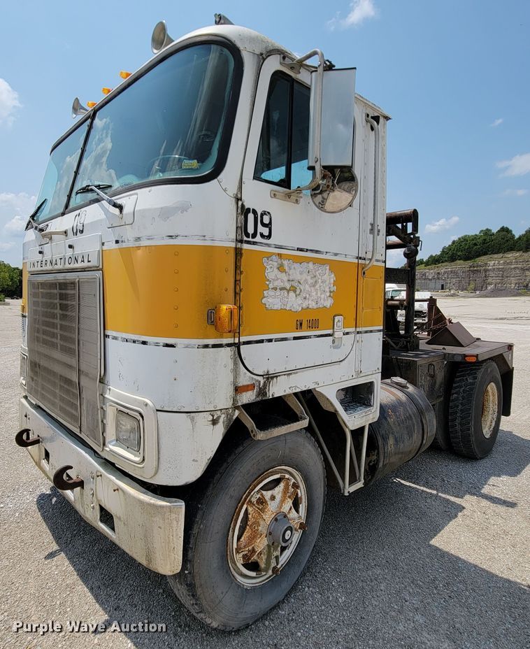 1982 International CO-9670  winch truck - KD9382