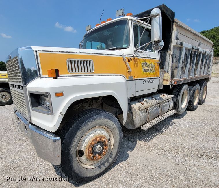 1985 Ford 9000  dump truck - KD9383