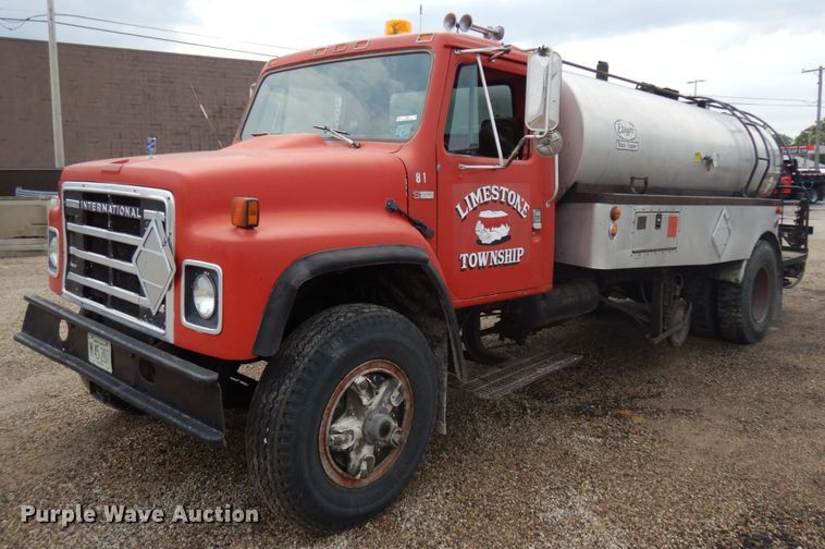 1981 International 1854  oil distributor truck - IL9961
