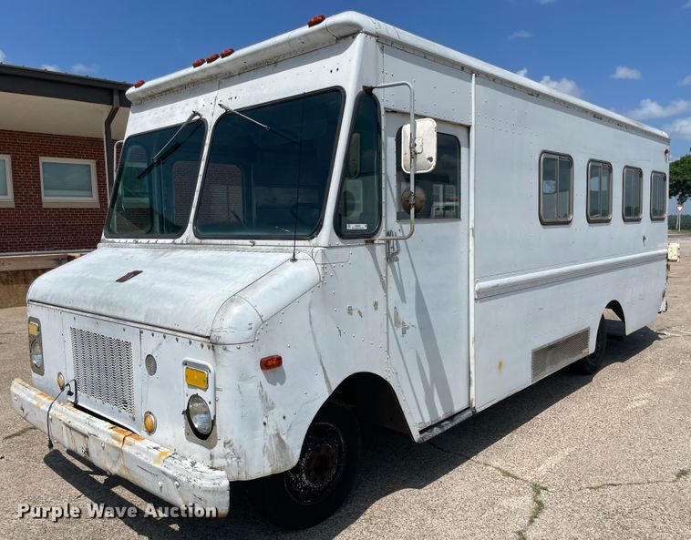 1977 Chevrolet P30  delivery truck - KK9550