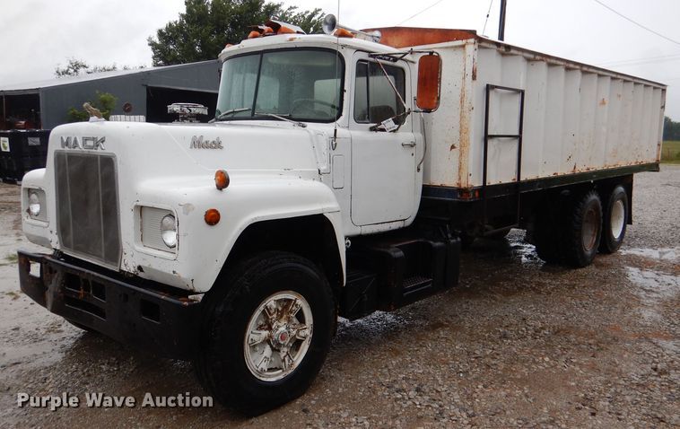 1977 Mack R600  grain truck - DM1330