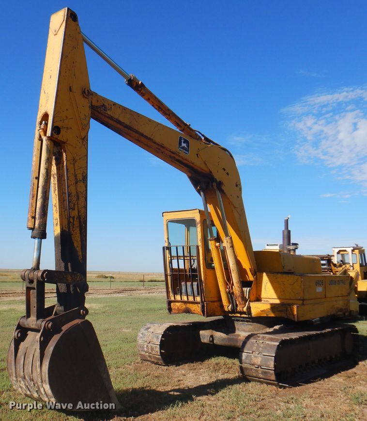 John Deere 690B  excavator - DI5694