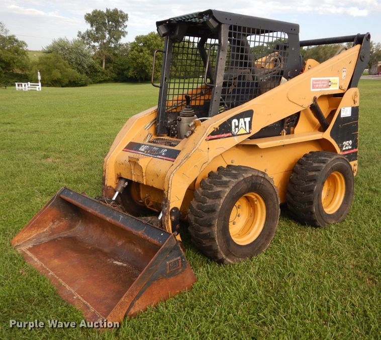 2004 Caterpillar 252  skid steer loader - DM0612