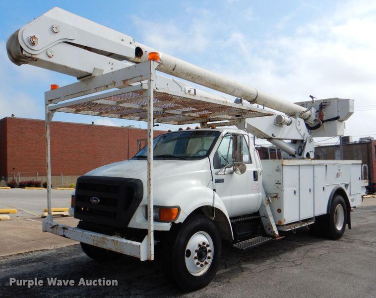 2004 Ford F750 Super Duty XL  bucket truck - DM3973