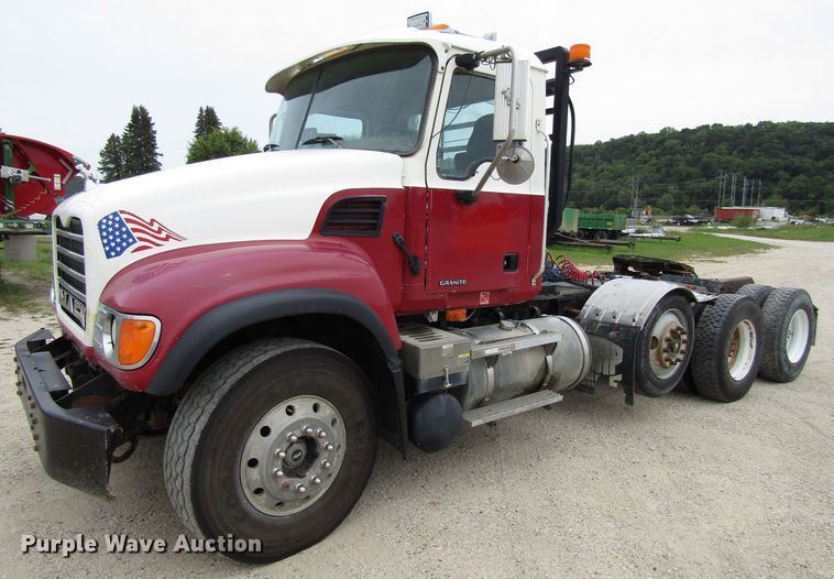 2005 Mack CV713  semi truck - EV9298