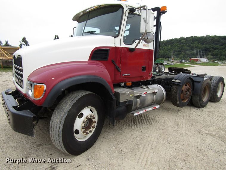 2005 Mack CV713  semi truck - EV9299