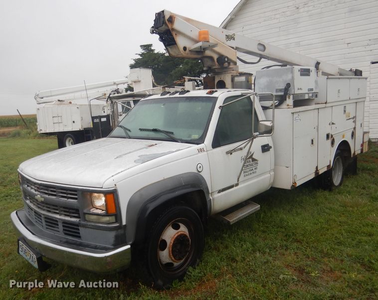 2002 Chevrolet Silverado 3500  bucket truck - HU9276
