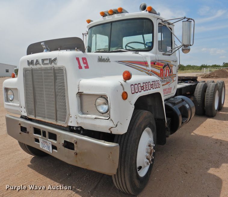 1982 Mack R686ST  semi truck - DK2420