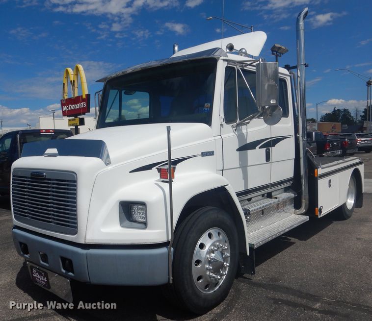 2001 Freightliner FL70  semi truck - HU9272