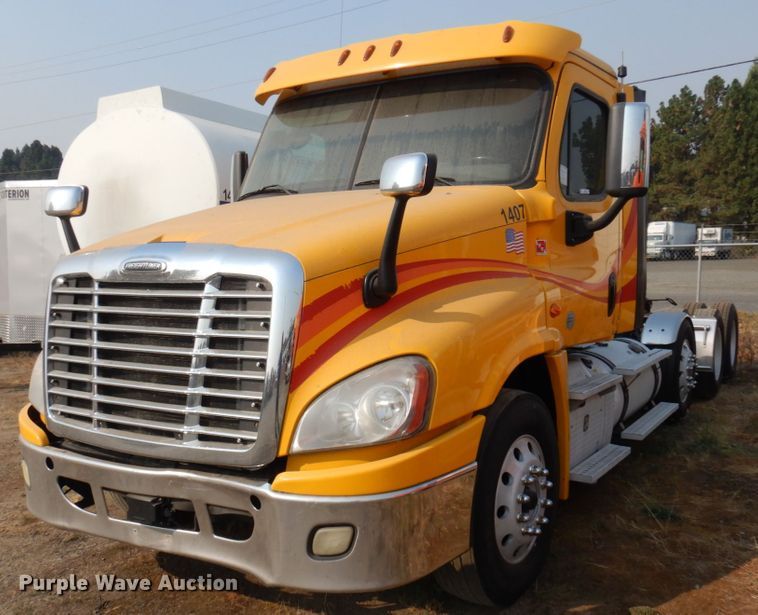 2016 Freightliner Cascadia 125  semi truck - JZ9860