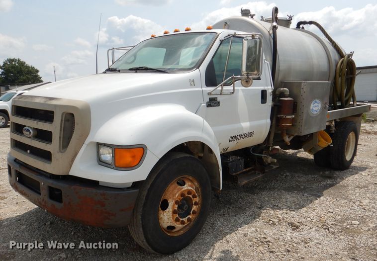 2004 Ford F650  vacuum truck - DM0604