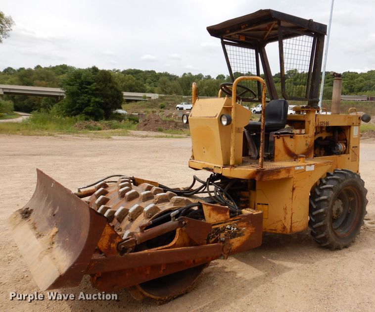 1987 Caterpillar CP-323  single drum vibratory roller - IN9984
