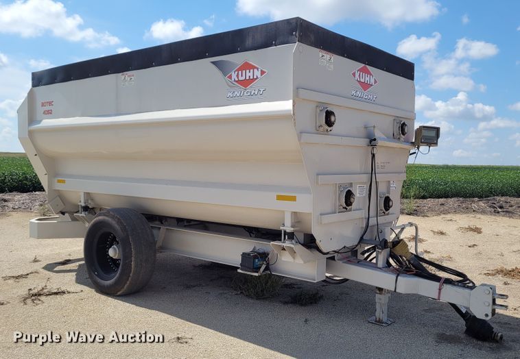 2015 Kuhn Knight 4052  feed mixer - DG3526