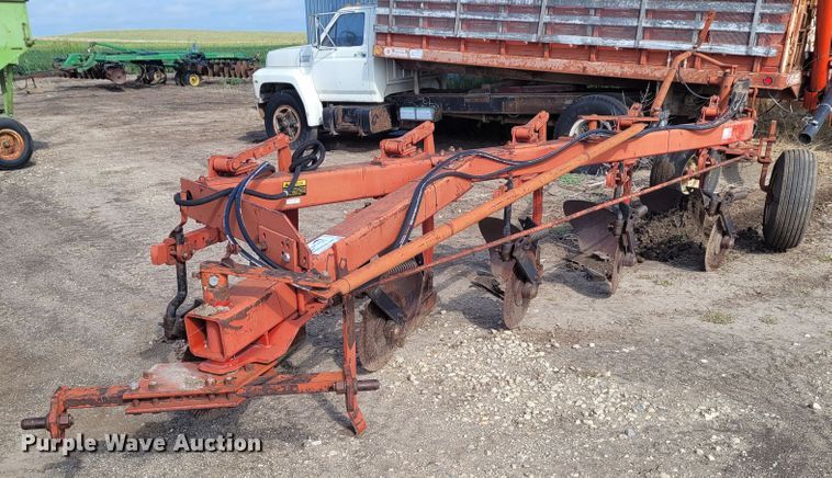 International 720  five bottom plow - DG3546