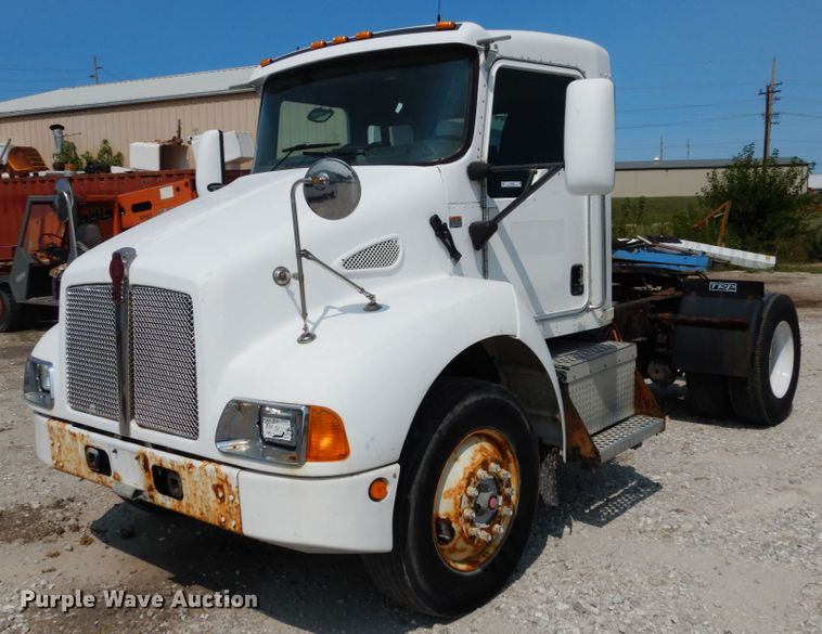 2005 Kenworth T300  semi truck - KI9595
