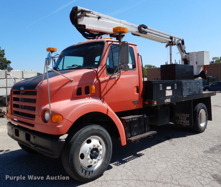 2000 Sterling L7500  bucket truck - DL3051