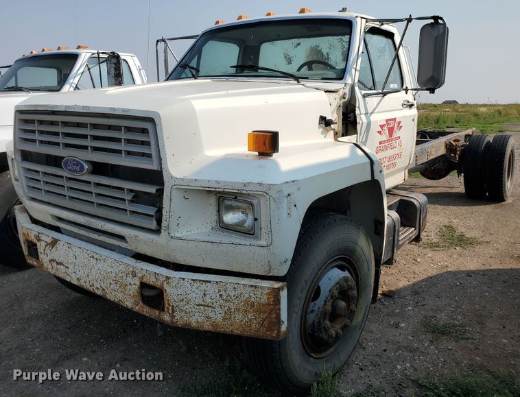 1987 Ford F800  truck cab and chassis - KK9290