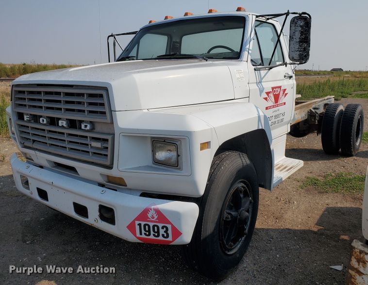 1982 Ford F800  truck cab and chassis - KK9291