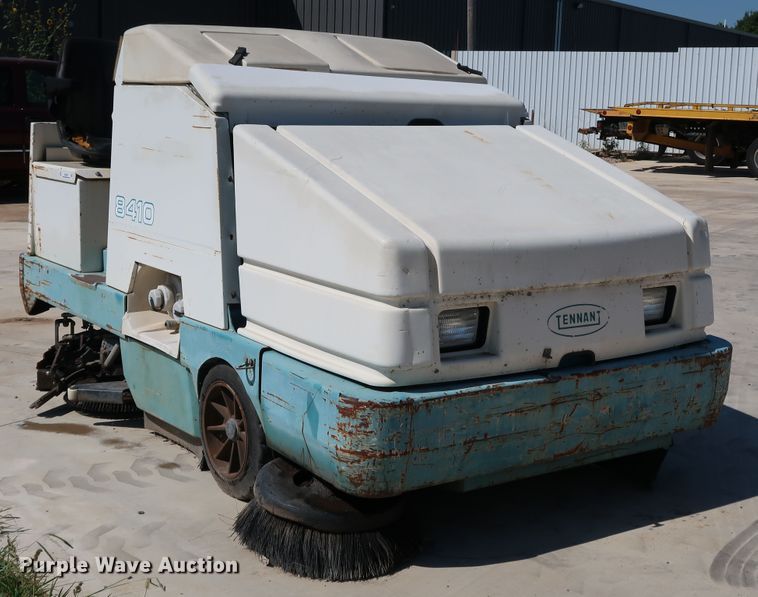 Tennant 8410  sweeper - KQ9759
