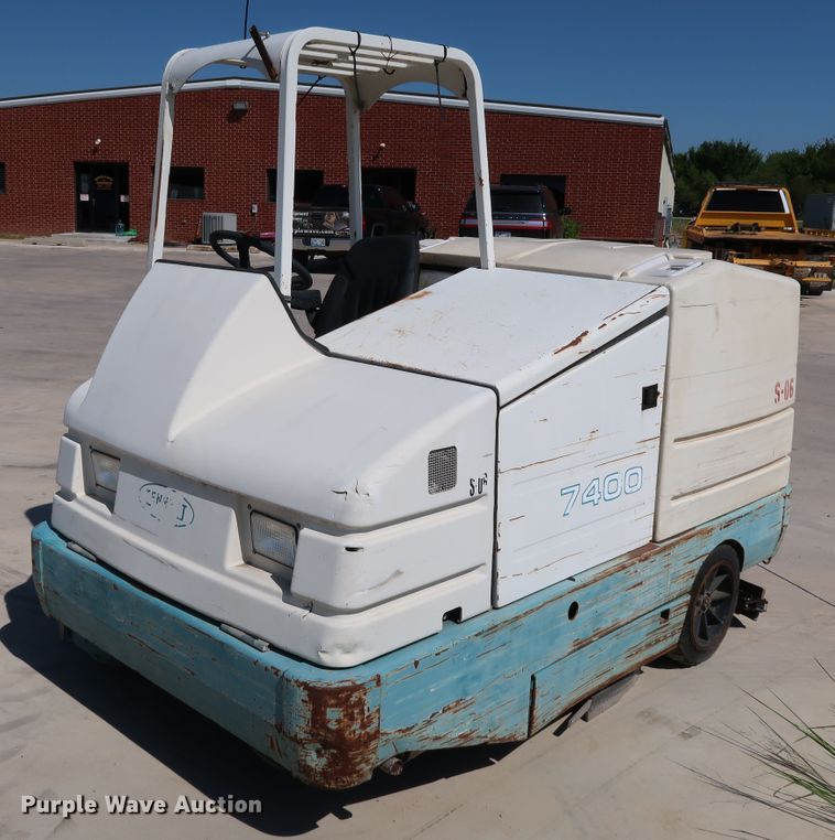 Tennant 7400  sweeper - KQ9760