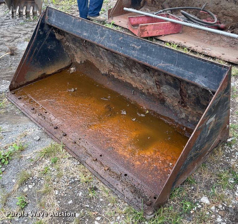 Caterpillar  73&quot;W skid steer bucket - KU9148