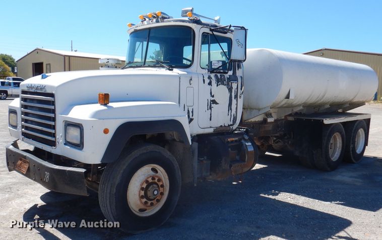 1993 Mack RD690S  water truck - DA5360