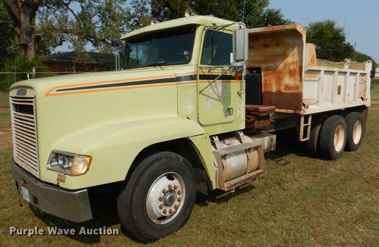 1990 Freightliner FLD120  dump truck - DL0582