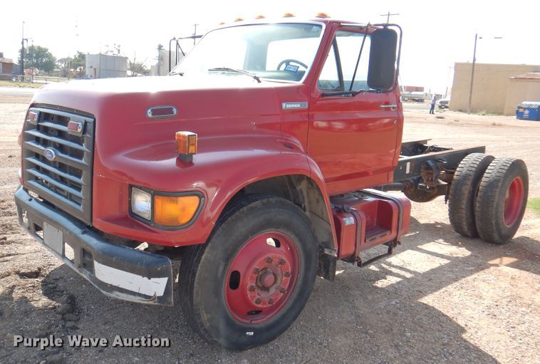 1995 Ford F700  truck cab and chassis - IJ9482