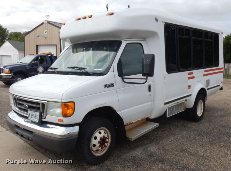2005 Ford E350  shuttle bus - JQ9239
