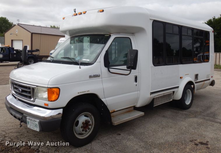 2007 Ford E350  shuttle bus - JQ9240