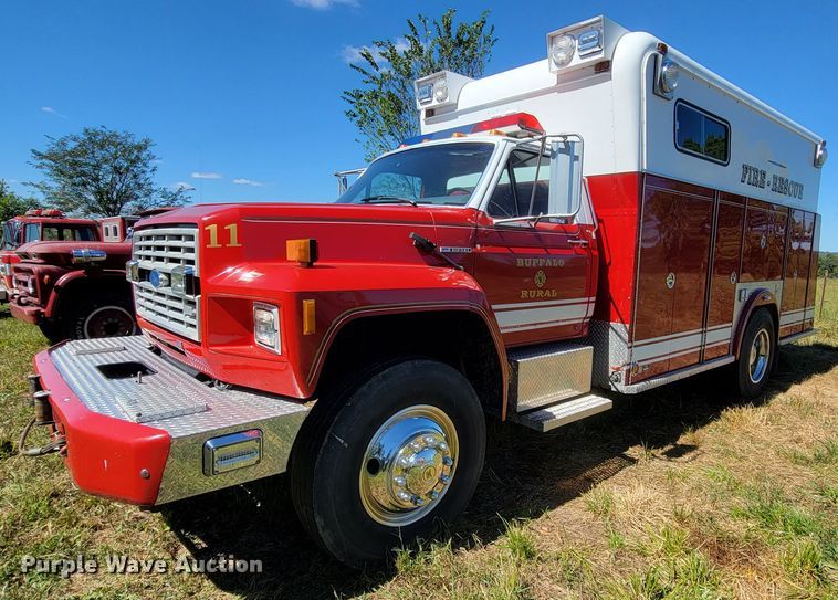 1992 Ford F700  rescue vehicle - KQ9250