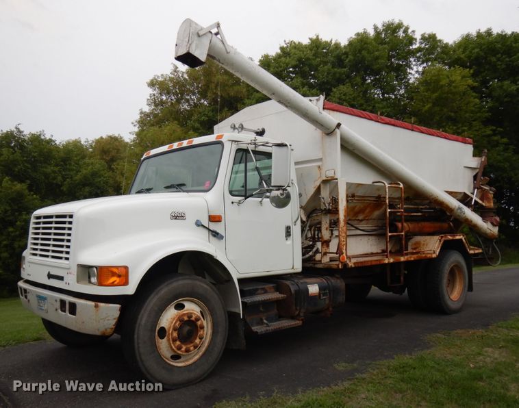 1997 International 4900  grain truck - KK9038