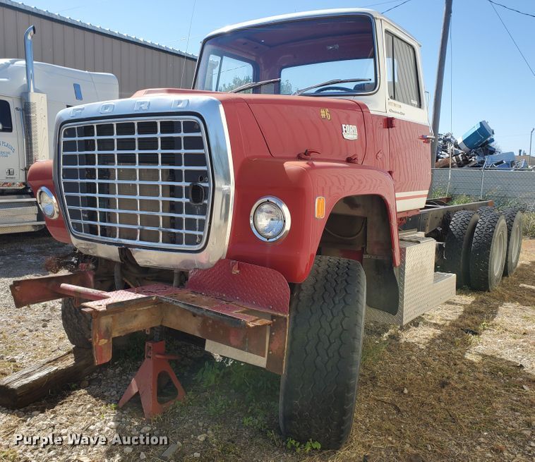 1972 Ford LT9000  truck cab and chassis - GK9969