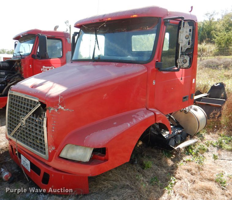 2004 Volvo VNM  truck cab and chassis - IR9157