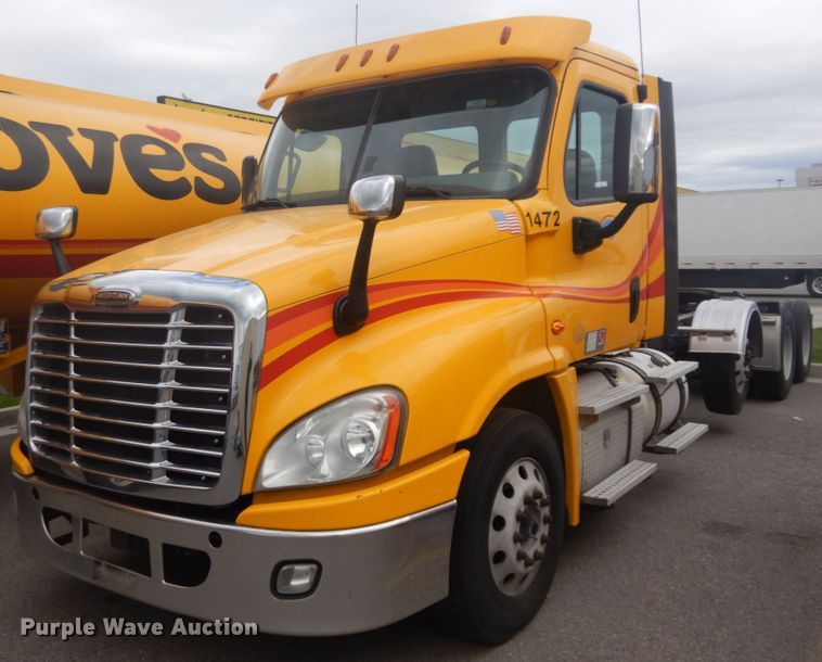 2018 Freightliner Cascadia 125  semi truck - JZ9839