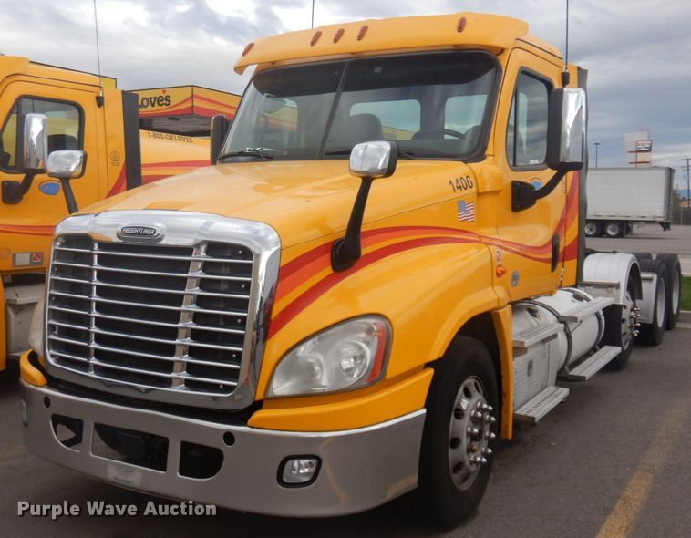 2016 Freightliner Cascadia 125  semi truck - JZ9840