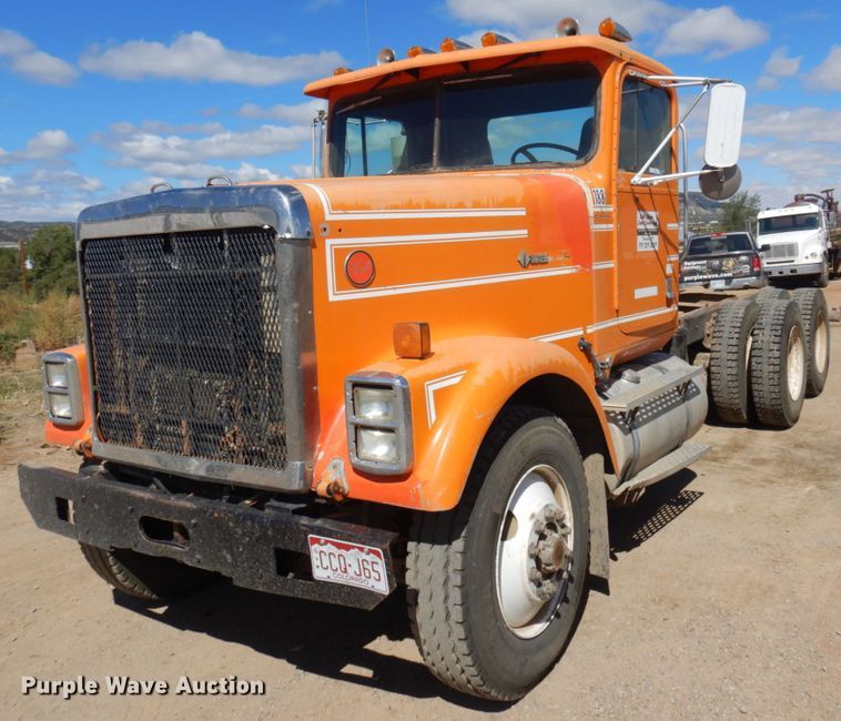 1992 International 9300  truck cab and chassis - JZ9846