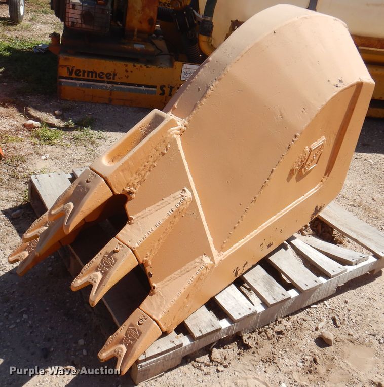 Hensley 16V24.710.5 24"W backhoe bucket - DI5340