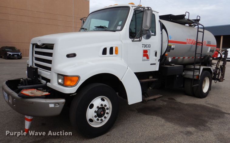 2000 Sterling L8511  oil distributor truck - KA9443