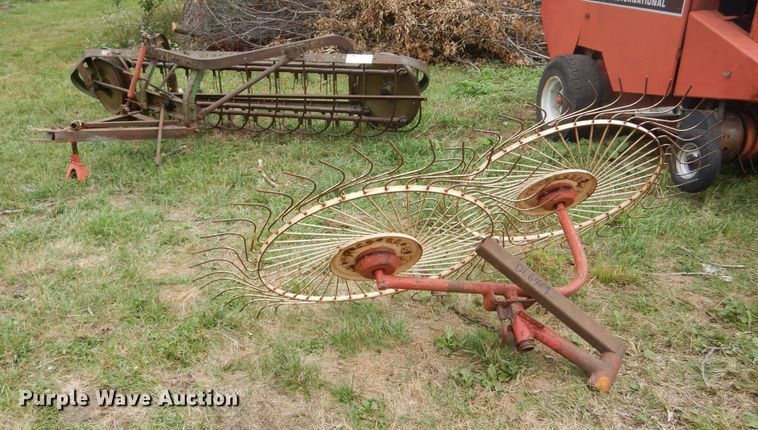 (2) hay rakes - DL6409